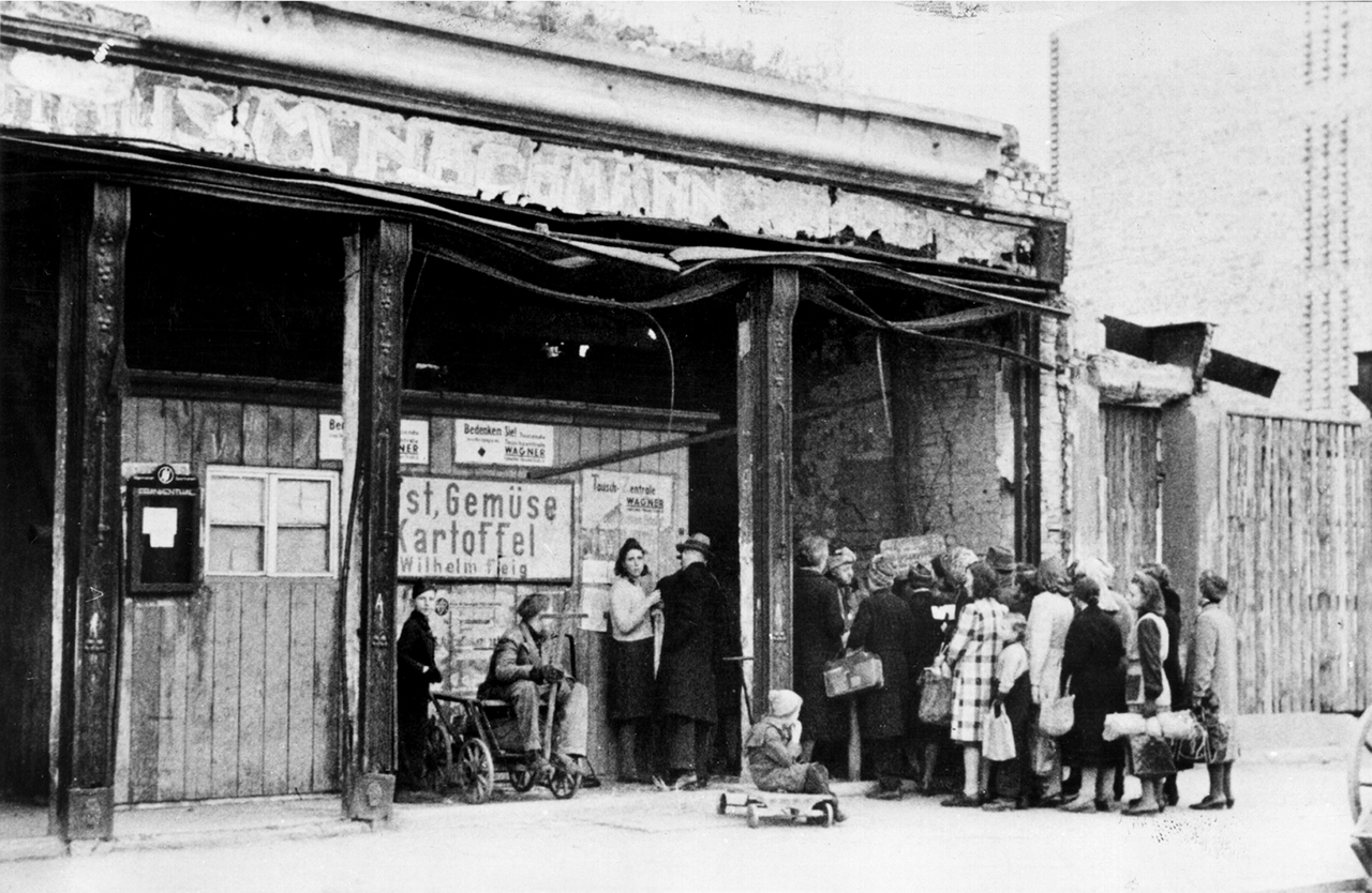 Schlangestehen an der Lebensmittelausgabe, LHAKo Best. 710 Nr. 1287