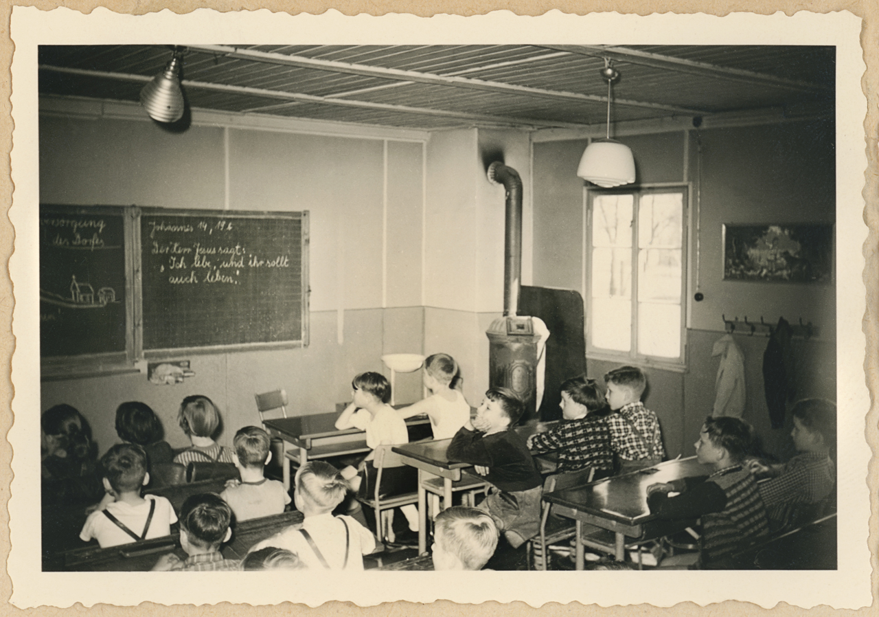 Schulalltag in der Holzbaracke, LHAKo Best. 710 Nr. 17042
